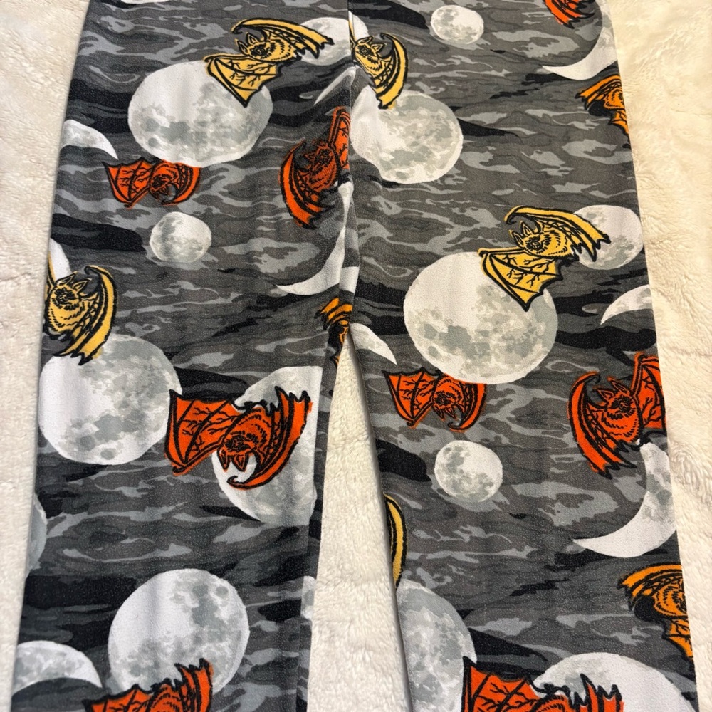 LuLaRoe Leggings One Size Gray Camo Orange Bats White Moons Halloween Goth - Picture 4 of 13
